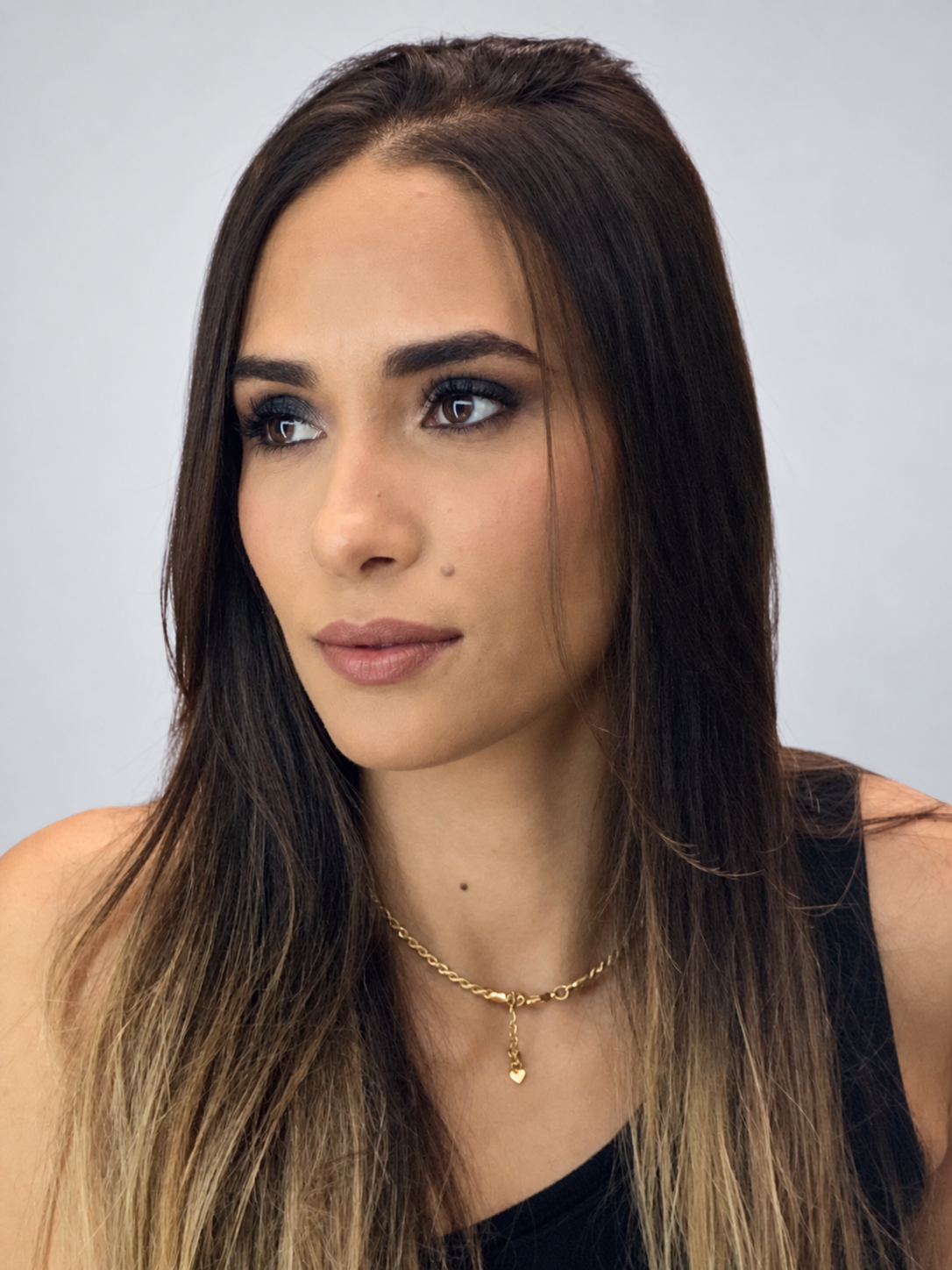 Jeniffer usando a maquiagem Black Eyes